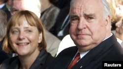 Helmut Kohl və gələcək kansler Angela Merkel 2000-ci ildə
