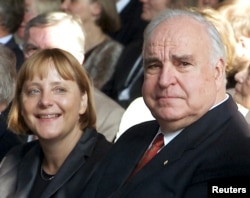 Начинающий лидер ХДС Ангела Меркель и ее предшественник на этом посту, "канцлер-объединитель" Гельмут Коль на праздновании 10-летия объединения Германии, октябрь 2000 года.