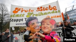 Demonstranti u njemačkom Hanoveru nose transparente protiveći se postizanju Transatlanskog sporazuma o investicijskom partnerstvu (TTIP), 23. april 2016.