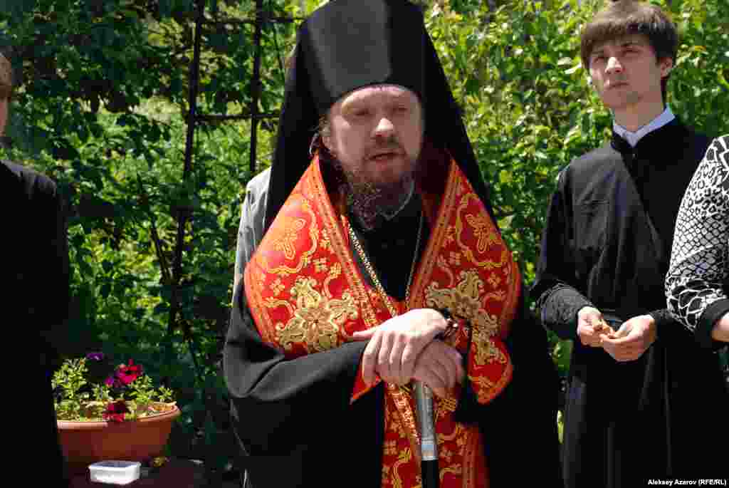 Епископ Каскеленский Геннадий (Гоголев) служит панихиду в память о греках, погибших в годы лихолетья.