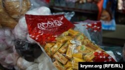 "Roshen" konfetləri Simferopolda mağazada