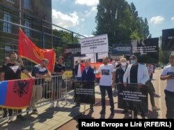 Pranë Gjykatës Speciale në Hagë janë mbledhur një numër i diasporës nga Kosova për të kundërshtuar pretendimet ndaj Thaçit.