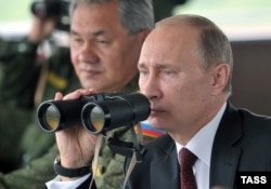 Putin hərbi təlimləri izləyir - 2013