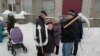 Карелия: жители Питкяранты пришли к мэрии с картонными вилами