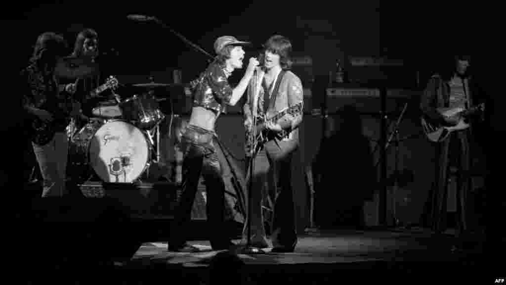 1971. The Rolling Stones играют в лондонском зале Round House. В этом году вышел их альбом &quot;Sticky Fingers&quot;, дизайн которого придумал Энди Уорхол.