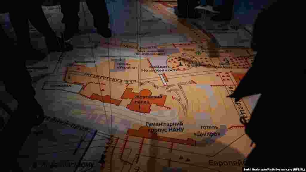 На виставці представлена величезна мапа, де показані всі барикади та пам’ятні місця подій Майдану