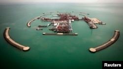 Искусственные острова на морском нефтяном месторождении Кашаган в Каспийском море. Казахстан, 7 апреля 2013 года. 
