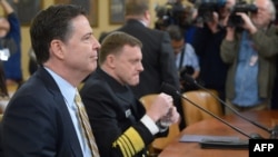James Comey - FBI (stînga) și Mike Rogers - NSA în fața Comisiei pentru informații din Camera Reprezentanților, Capitol Hill, Washington, 20 martie 2017