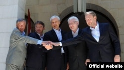 Croatian President Ivo Josipovic with Serbian President Boris Tadic and members of the Bosnia-Herzegovinian tripartite presidency at the meeting in Brijuni on July 18.