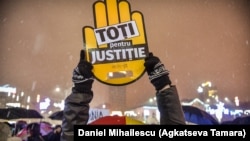 Pancardă pentru susținerea independenței justiției în timpul unui protest antiguvernamental, București, decembrie 2017