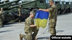 Президент Украины Петр Порошенко принимает боевое знамя, Чугуев, Харьковская область, 22 августа 2015