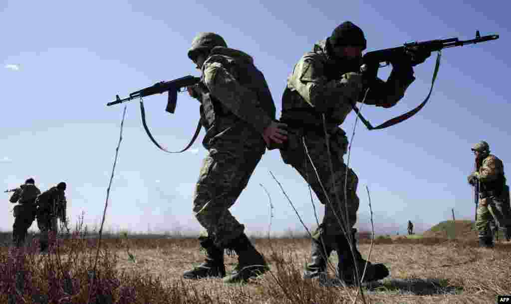 Ukrainian servicemen take part in a military drill in the Zhytomyr region, some 150 kilometers from Kyiv, on April 9. (AFP/Antolii Stepanov)