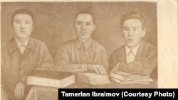 Алматыдагы билим берүү институтун аяктаган биринчи кыргыздар. Мусахан Калпаев ортодо. 1928-жыл.
