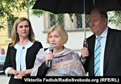 (зліва направо) Доповідач ПАРЄ Крістіна Зеленкова, голова комітету Верховної Ради з питань євроінтеграції Ірина Геращенко, посол України в Чехії Борис Зайчук