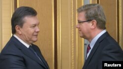 Віктор Янукович і Штефан Фюле під час попередньої зустрічі, 24 січня 2014 року