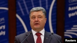 Президент Украины Петр Порошенко, поговорив с Путиным, Меркель и Олландом 25 июня, потом уже выступил на заседании ПАСЕ 26-го