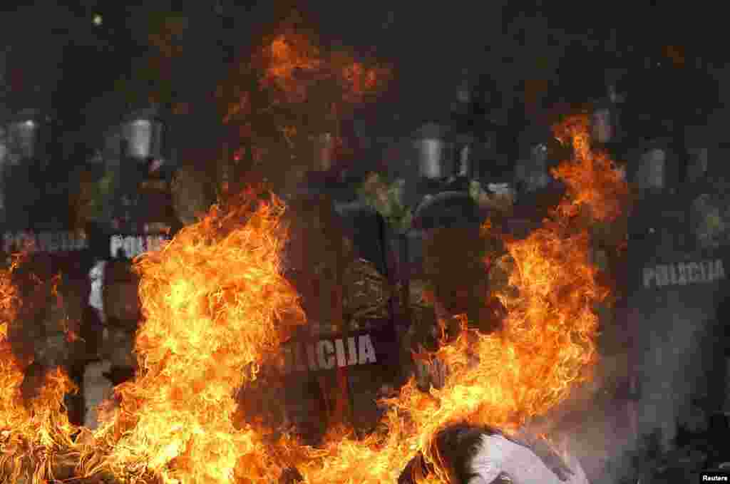 Bosnia polisiýasy proteste garşy durmak tälimini alýar. Nemila, 11-nji mart. (Roýters/Dado Ruvic)