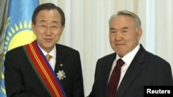 Генсек ООН Пан Ги Мун с президентом Казахстана Нурсултаном Назарбаевым в Астане. 7 апреля 2010 года.