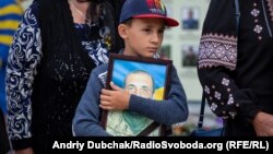 Павшие герои. В Киеве чтят память погибших на Донбассе бойцов (фоторепортаж)