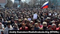 Иллюстрационное фото. Флаг России на сепаратистском митинге в Луганске, апрель 2014 года