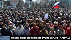 Иллюстрационное фото. Флаг России на сепаратистском митинге в Луганске, апрель 2014 года