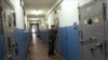 Підвішування в «стакані», струм і танці голяка – колишній в’язень розповів про тортури в омській колонії в Росії