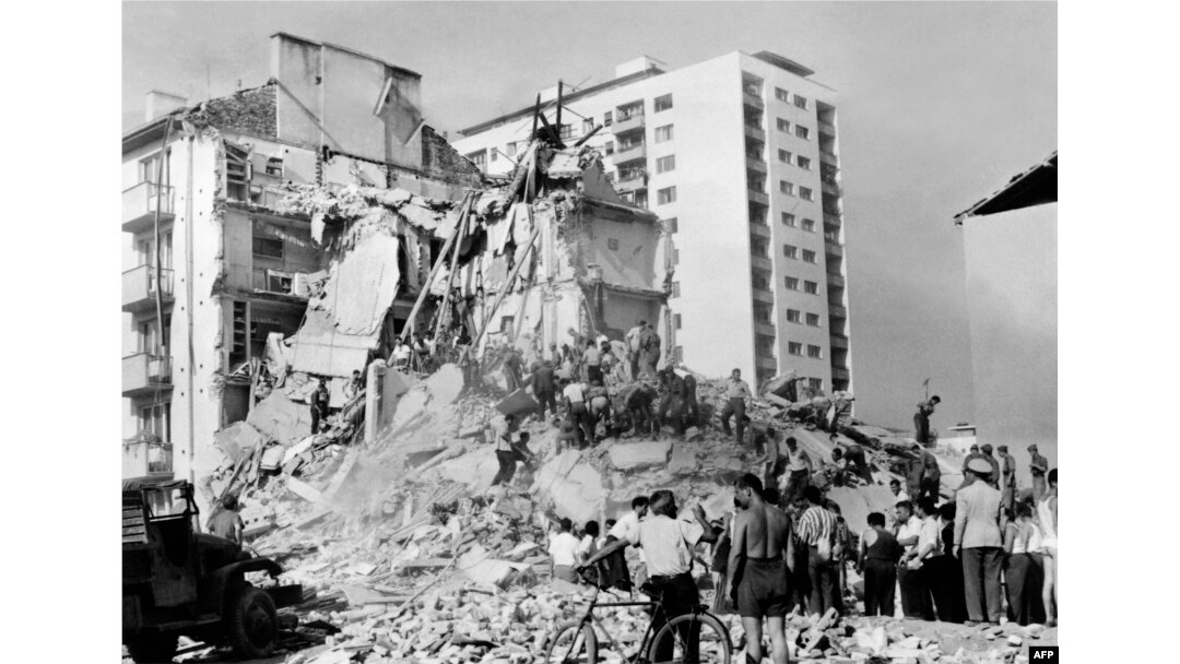 Fotografija napravljena 27. jula 1963. u Skoplju, dan nakon što je ovaj grad pogodio razoran zemljotres
