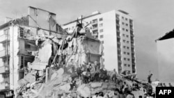 Foto e publikuar më 27 korrik 1963 pas tërmetit në Shkup që ndodhi më 26 korrik, Republika e Maqedonisë, atëherë pjesë e Jugosllavisë.