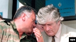 Ген. Ратко Младич (вляво) и Кадован Караджич на 5 август 1993 г. По това време над 50 000 мюсюлмани от Източна Босна са намерили убежище в град Сребреница, след като са били прогонени от домовете си от поречието на Дрина и близките райони. Градът обаче е под обсада на босненските сърби. До превземането му и до геноцида над мъжете мюсюлмани остават близо 2 години.
