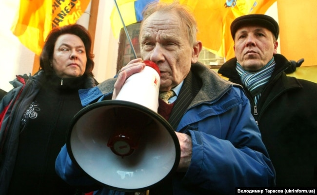 Юрій-Богдан Шухевич (з мегафоном) і народний депутат Андрій Парубій (праворуч) під час акції протесту проти зняття з Романа Шухевича звання Героя України біля будівлі Вищого адміністративного суду України. Київ, 16 лютого 2011 року