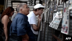 Грчки весници на штанд во центарот на Атина 
