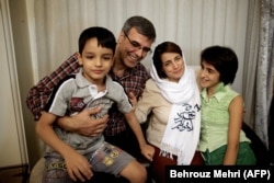 Насрин Сотудех (сол жақтан үшінші) пен күйеуі Реза Хандан (сол жақтан екінші) балаларымен отыр. Тегеран, 18 қыркүйек 2013 жыл.