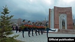Поминальные мероприятия в мемориальном комплексе «Ата-Бейит» в Бишкеке.