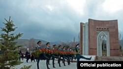 У мемориального комплекса «Ата-Бейит» в Бишкеке.