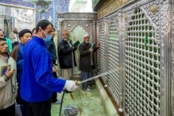 Санітари дезінфікують гробницю Масуме, місце поклоніння шиїтів із усього світу, в Кумі, 25 лютого 2020 року
