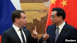 Chinese Prime Minister Li Keqiang (right) and his Russian counterpart Dmitry Medvedev (left).
