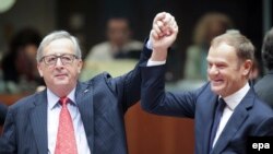 Președintele Comisiei Europene Jean-Claude Juncker (stînga) și președintele Consiliului European Donald Tusk, Bruxelles, 18 decemnrie 2015