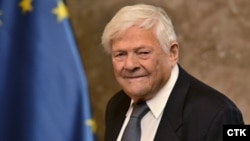 Holocaust survivor Jiri/George Brady receives the Karel Kramar Medal for his lifelong effort to defend human rights from the Czech prime minister in Prague on October 27.