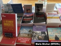 Книжка французької журналістки та історика Галі Аккерман «Безсмертний полк: Священна війна Пуіна» (перша зліва)
