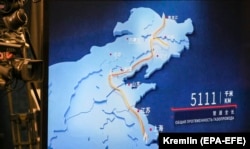 На екрані демонструється східний маршрут під час офіційної церемонії початку постачання російського природного газу до Китаю через газопровід «Сила Сибіру» на чорноморському курорті Сочі в грудні 2019 року