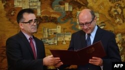 Fostul președinte Traian Băsescu depunînd jurământul înaintea primirii cetățeniei moldovene la ambasada R.Moldova de la București, noiembrie 2016