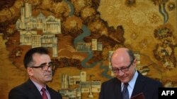 Fostul președinte român Traian Basescu cu ambasadorul Mihai Gribincea la București în noiembrie 2016