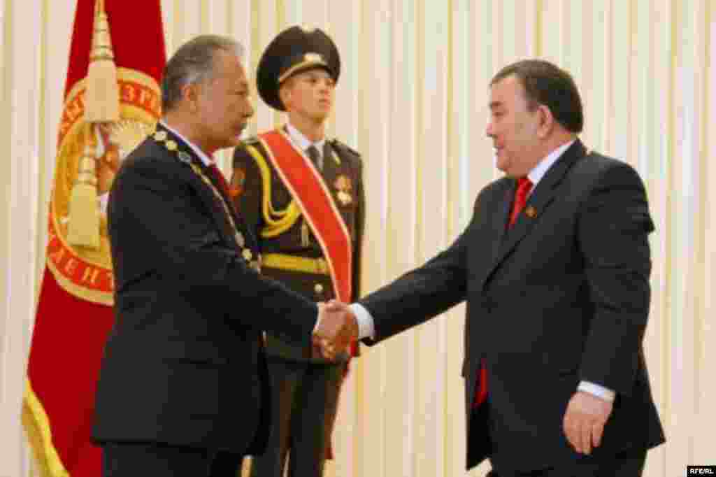 Президент К. Бакиевди ЖК төрагасы Айтибай Тагаев куттуктоодо. - Kyrgyzstan - Presidential Inauguration ceremony in Bishkek. 02Aug2009