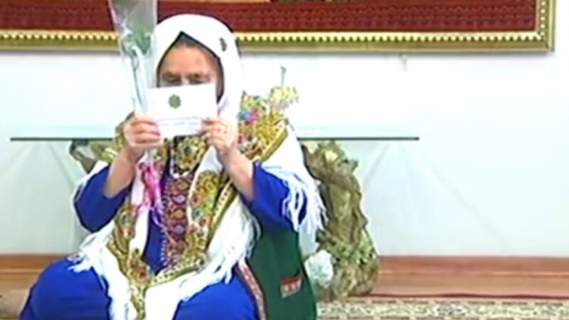 Türkmenistanda aýal-gyzlara $3 ‘sowgat’ berler