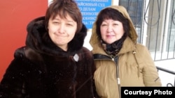 Ольга Климонова и Алима Абдирова после оглашения решения возле здания суда в Актобе. Фотография Алимы Абдировой.