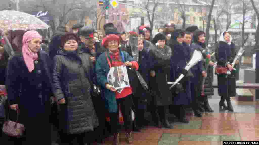 В центре собравшихся на церемонию можно увидеть гражданскую активистку Сахиб Жанабаеву. Она держит портрет диссидента Арона Атабека, более десяти лет находящегося в тюрьме после событий в поселке Шанырак вблизи Алматы в июле 2006 года.&nbsp; &nbsp;