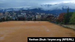 Отсюда открывается великолепный вид на Ялту и Крымские горы