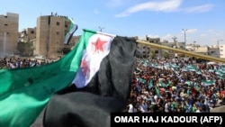 Сирійці протестують проти режиму Асада в провінції Ідліб, 7 вересня 2018 року. Наступного дня регіон обстріляли сирійські та російські військові літаки