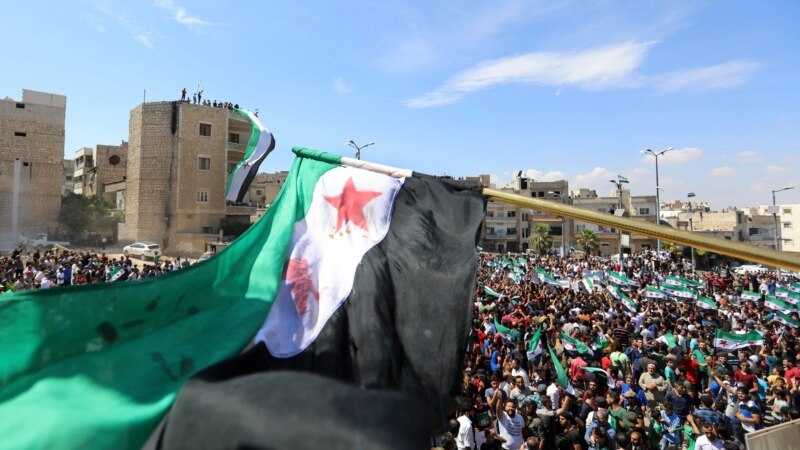 Idlib welaýatynda hökümet hüjümine garşy müňlerçe adam proteste çykdy