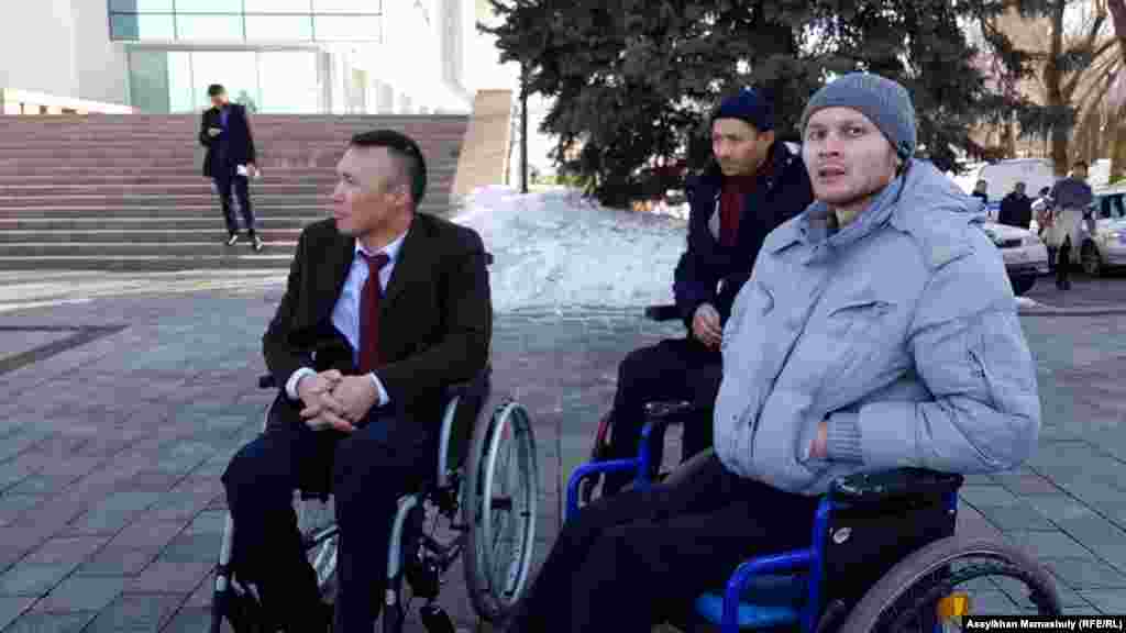 Жители Алматы, которые не смогли попасть на встречу с акимом Бауыржаном Байбеком. Алматы, 20 февраля 2019 года.&nbsp;